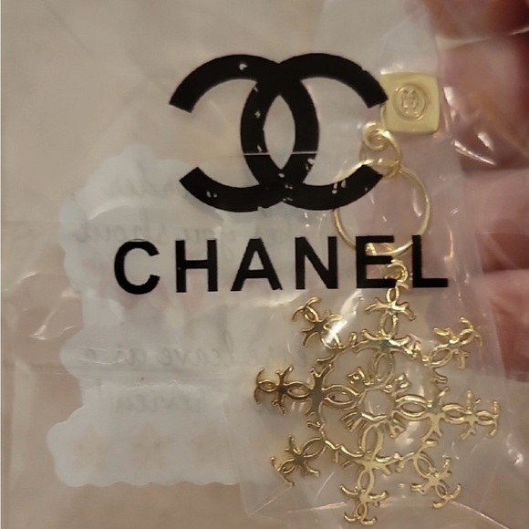 CHANEL Gold Snowflake - Picture 3 of 3